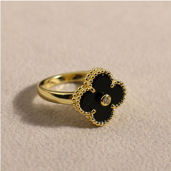 Anillo flor con diamante negro