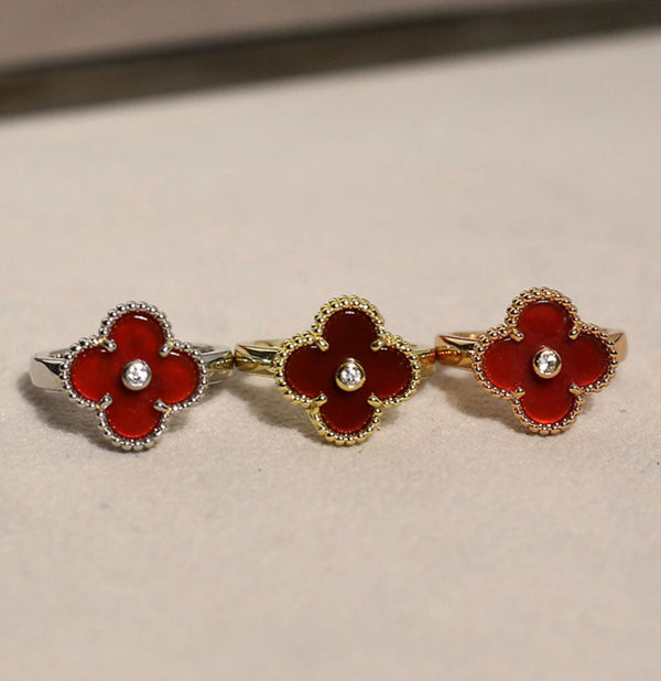 Anillo flor con diamante rojo